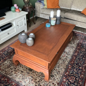 Sfeervolle opiumtafel naast een Perzisch tapijt, passend bij interieur van TTM Wonen